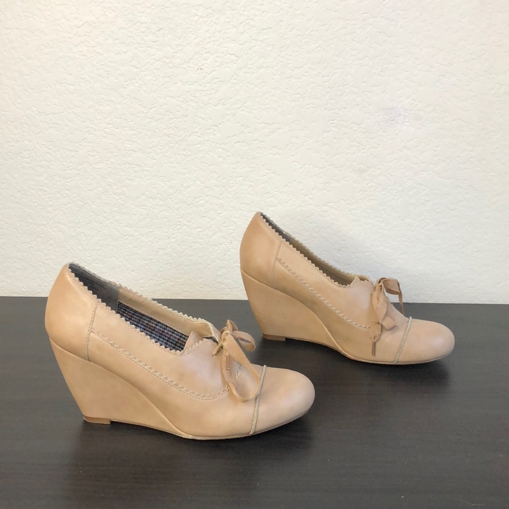 Crown Vintage Beige/Tan Wedge Oxfords with Bow